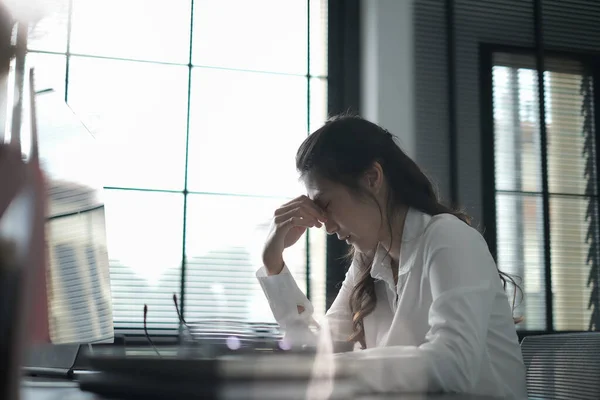 Shot Una Mujer Joven Estresante Trabajo Oficina Concepto Síndrome Oficina —  Fotos de Stock