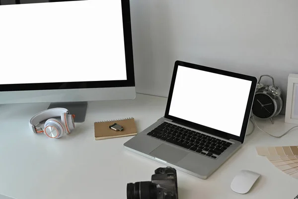 Boş Ekran Dizüstü Bilgisayarı Bilgisayarı Kamerası Olan Grafik Tasarımcısı Veya — Stok fotoğraf