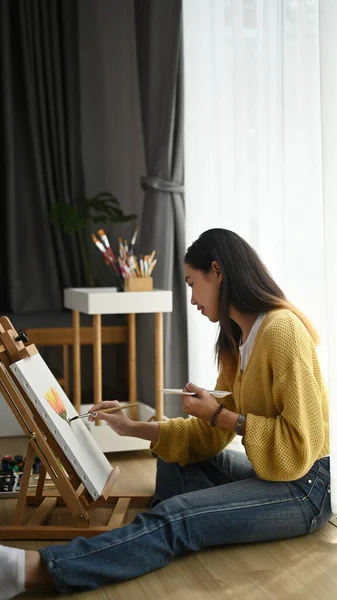 Vue Latérale Une Jeune Peintre Dans Son Atelier — Photo