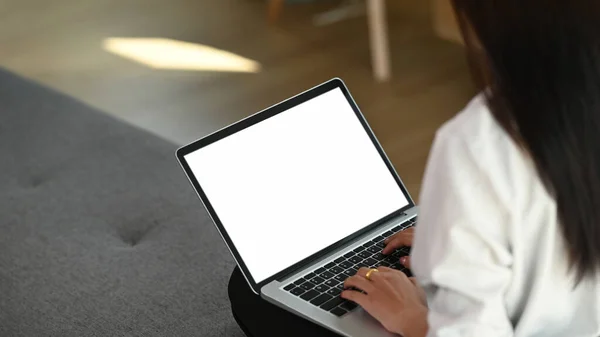 Beskuren Bild Lugn Kvinna Som Arbetar Laptop Och Sitter Mysig — Stockfoto