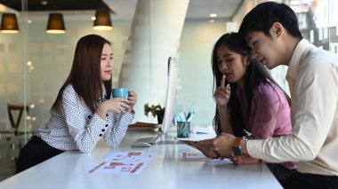 Genç yaratıcılardan oluşan bir grubun görüntüsü, modern ofiste geliştirme mobil uygulama projesi hakkında fikir alışverişinde ve fikir alışverişinde bulunuyor.. 