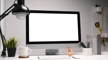 Ofisteki modern çalışma alanına ait boş ve donanımlı bilgisayar.