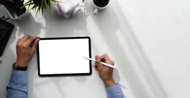 Boş ekran ile grafik tabletine stilus kalem yazan bir grafik tasarımcısının vesikalık resmi üzerinde.