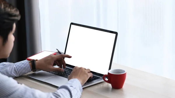 Молодой Бизнесмен Использующий Компьютерный Ноутбук Ищущий Информацию Интернете — стоковое фото