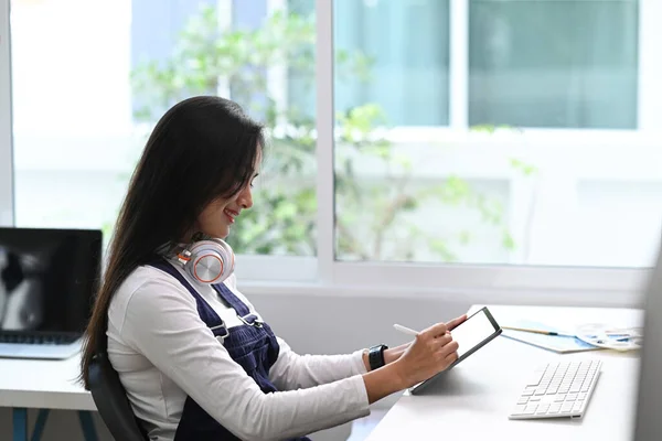 Vista Lateral Una Joven Diseñadora Gráfica Que Trabaja Proyecto Con — Foto de Stock