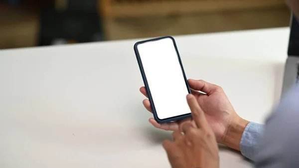 Nahaufnahme Männlicher Hände Mit Smartphone Mit Leerem Bildschirm Für Grafische — Stockfoto