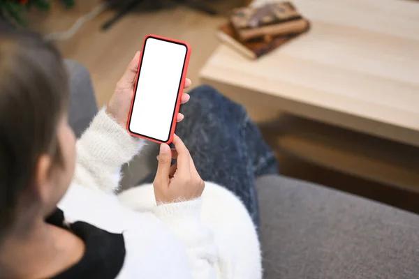 Mockup Bild Der Frau Hand Hält Handy Phone Auf Sofa — Stockfoto