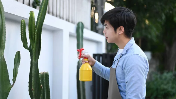 Oldalnézet Fiatal Ázsiai Férfi Használ Egy Vizes Palack Öntözés Kaktusz — Stock Fotó