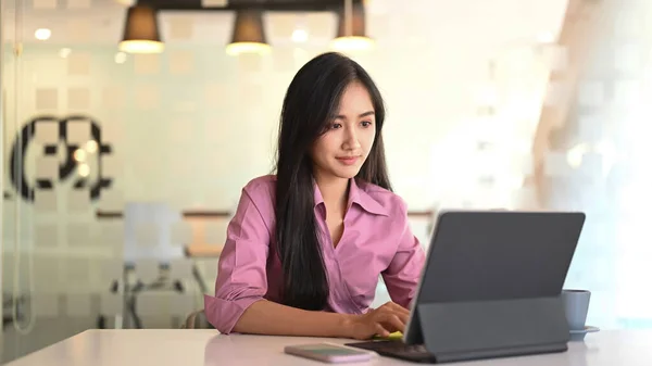 Uma Bela Jovem Mulher Trabalhando Laptop Escritório Moderno Brilhante — Fotografia de Stock