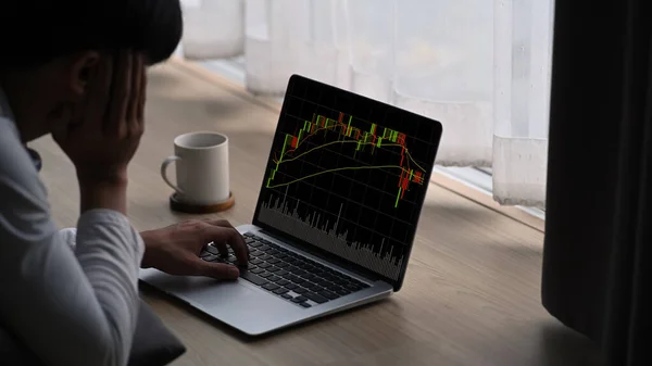 Jovem Analisando Gráficos Diagrama Dados Negócios Tela Laptop Enquanto Deitado — Fotografia de Stock