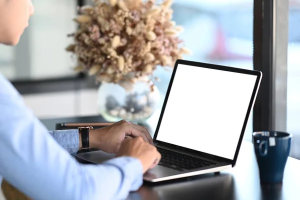 Beskuren Bild Ung Man Med Hjälp Mock Bärbar Dator Med — Stockfoto