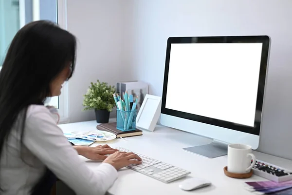 Artista Diseñador Que Trabaja Ordenador Con Pantalla Blanca Lugar Trabajo — Foto de Stock