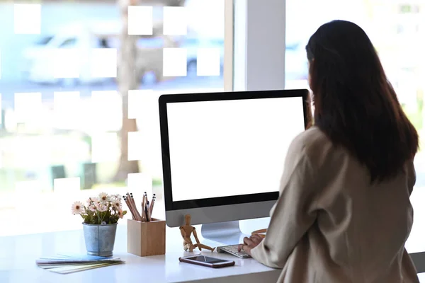 Vista Posteriore Giovane Dipendente Femminile Che Lavora Computer Ufficio Moderno — Foto Stock