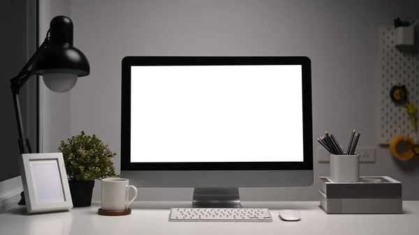 Frontansicht Des Schreibtisches Mit Leerem Computer Und Verschiedenen Bürogeräten Auf — Stockfoto