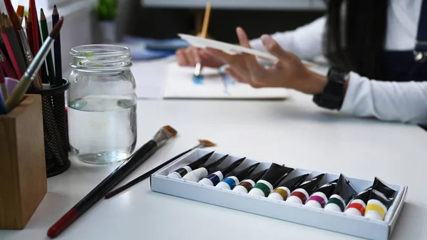 Arkaplanda Kadın Ressamla Birlikte Beyaz Masada Renk Tüpü Yağ Rengi — Stok fotoğraf