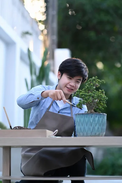 Πορτρέτο Του Χαρούμενου Αρσενικού Κηπουρού Που Φυτεύει Μπονσάι Γλάστρα Εργαλεία — Φωτογραφία Αρχείου