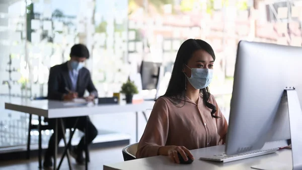 Zakenmensen Kantoorpersoneel Dragen Een Medisch Masker Werken Een Kantoorruimte — Stockfoto