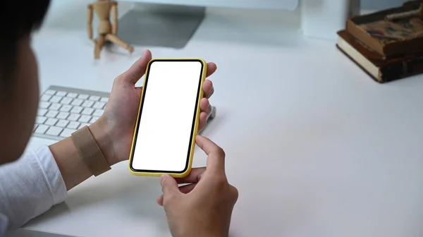 Nahaufnahme Von Menschenhänden Die Ein Smartphone Mit Leerem Bildschirm Auf — Stockfoto
