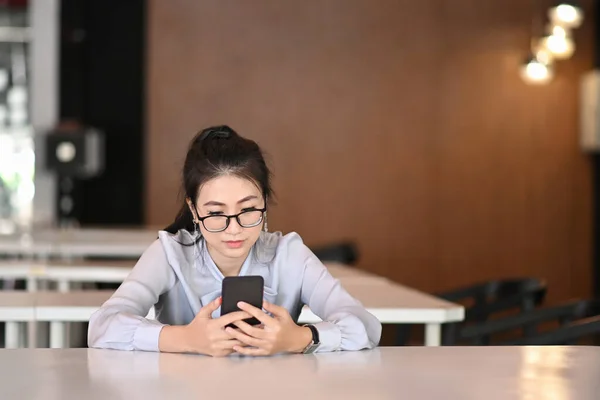 Uma Jovem Mulher Óculos Olho Fazendo Pausa Escritório Usando Telefone — Fotografia de Stock