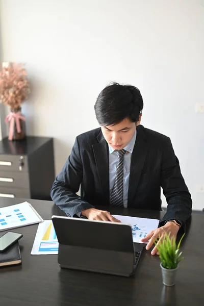 수트를 사업가가 컴퓨터 태블릿을 사용하여 사무실에서 자료를 분석하는 — 스톡 사진