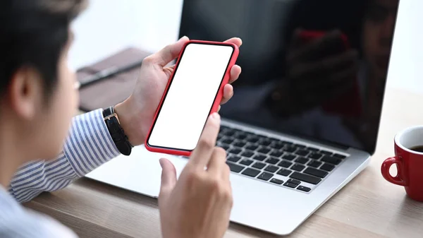 Nahaufnahme Von Geschäftsmann Mit Smartphone Und Auf Der Suche Nach — Stockfoto