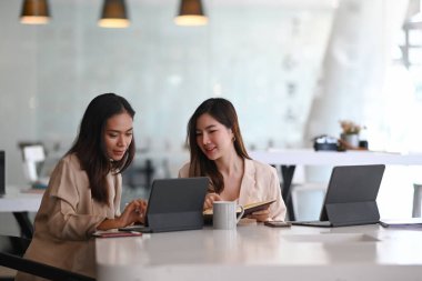 İş adamları toplantı odasında işbirliği yapıyor ve yeni fikirler üzerinden konuşuyor..