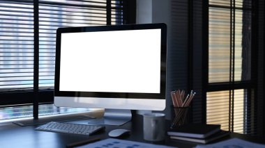 Modern ofisteki bilgisayarlı yönetici çalışma masası. Grafik görüntüleme için boş ekran monitörü.