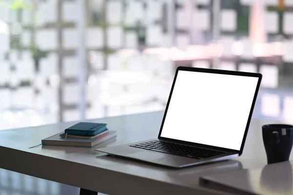 Moderner Schreibtisch Mit Laptop Kaffeetasse Und Notizbuch Weißer Bildschirm Für — Stockfoto