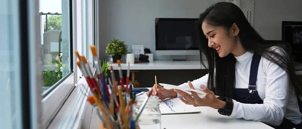 Artista Femenina Talentosa Pinta Sobre Papel Con Acuarelas Taller — Foto de Stock