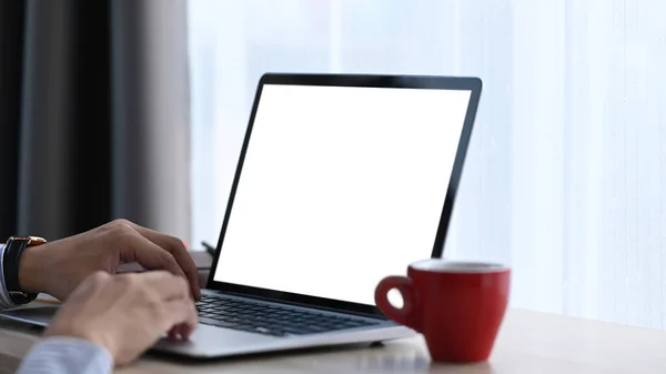Nahaufnahme Von Menschenhänden Die Ihrem Arbeitsplatz Laptop Arbeiten Leerer Bildschirm — Stockfoto