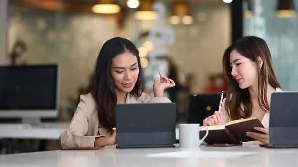 Twee Zakenvrouw Werken Samen Praten Denken Verbetering Van Het Bedrijfsleven — Stockfoto