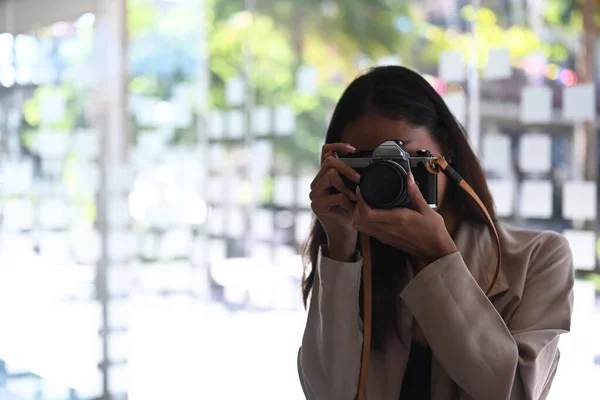 Fotógrafa Femenina Tomando Fotos Con Cámara Digital Otro Estudio —  Fotos de Stock