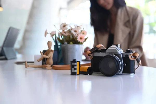 Een Camera Bloempot Houten Pop Creatief Ontwerper Fotograaf Werkstation — Stockfoto