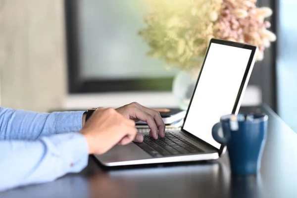 Vista Lateral Mãos Homem Digitando Teclado Computador Portátil Mock Com — Fotografia de Stock