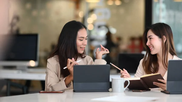 Twee Vriendelijke Zakenvrouwen Bespreken Nieuwe Ideeën Tijdens Het Werken Aan — Stockfoto