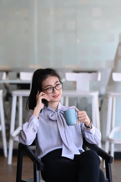 Retrato Uma Jovem Funcionária Conversando Celular Bebendo Café Enquanto Estava — Fotografia de Stock