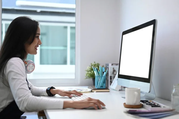 Vista Lateral Una Joven Diseñadora Que Trabaja Con Ordenador Profesional — Foto de Stock