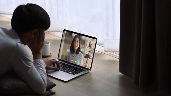 Giovane Uomo Che Usa Videoconferenza Sul Computer Portatile Con Colleghi — Foto Stock