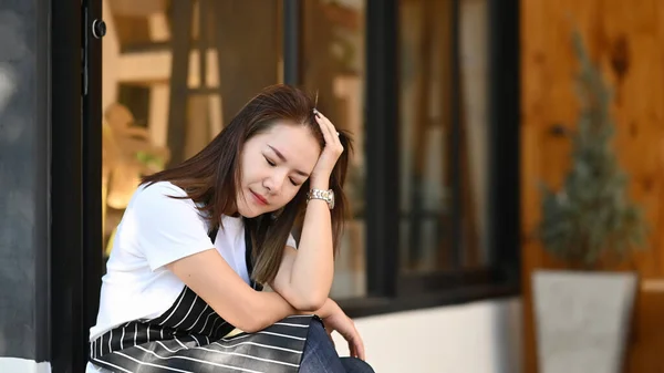 Mujer Joven Con Delantal Camarera Sentada Fuera Sintiéndose Cansada Cansada —  Fotos de Stock