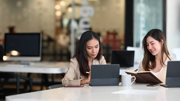 Joven Empresaria Teniendo Una Discusión Mientras Sientan Juntos Mesa Reuniones — Foto de Stock