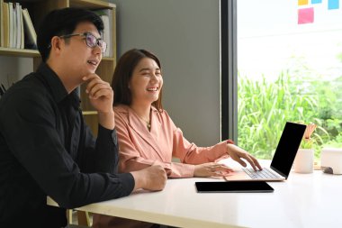 İki iş adamı modern ofiste oturup yeni projelerini tartışıyor..