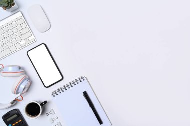 Cep telefonunu, kulaklığı, defteri, hesap makinesini ve kahve fincanını beyaz arka plana kopyala.