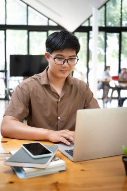 İşadamı ofiste dizüstü bilgisayarla çalışıyor..