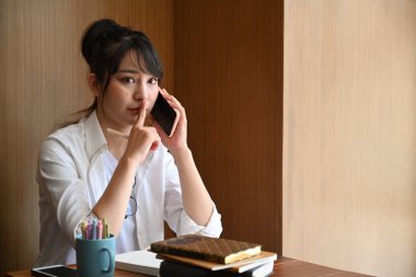 Sessiz olun ve cep telefonuyla konuşun..