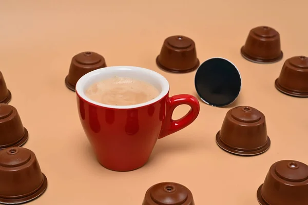 Bej Arka Planda Kırmızı Fincan Kahve Kapsülleri — Stok fotoğraf