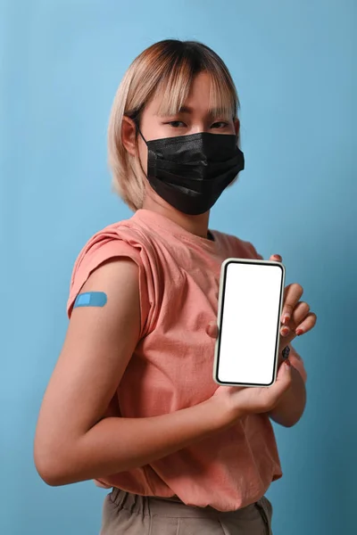 Jonge Vrouw Met Gezichtsmasker Met Gevaccineerde Arm Smartphone — Stockfoto