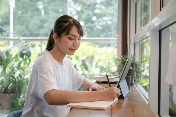 Side View Jonge Vrouwelijke Student Het Maken Van Notitie Notebook — Stockfoto