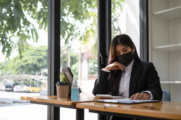 Zelfverzekerde Zakenvrouw Beschermende Masker Analyseren Van Financiële Gegevens Het Kantoor — Stockfoto