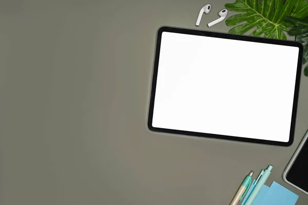 Digitales Tablet Smartphone Notebook Und Kopfhörer Auf Grünem Hintergrund — Stockfoto