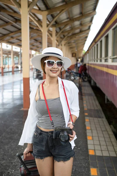 Porträt Einer Jungen Reisenden Mit Sonnenbrille Die Mit Gepäck Bahnhof — Stockfoto